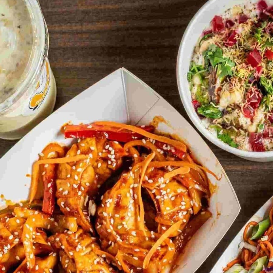 Chilli momos with sesame and peppers